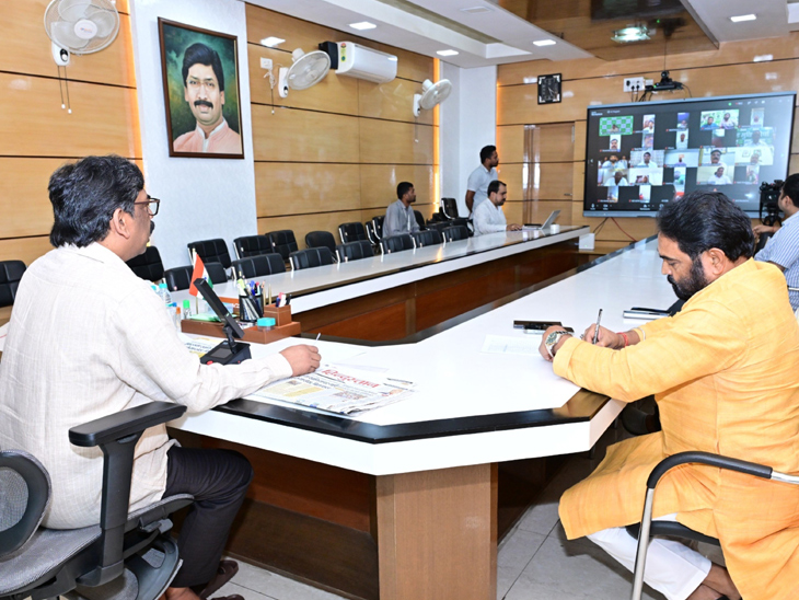 खान और खनिज (विकास एवं विनियमन) संशोधन विधेयक, 2026 पारित होने के बाद मुख्यमंत्री हेमंत सोरेन ने झामुमो के सांसद, विधायक और नेताओं के साथ वर्चुअल मीटिंग की।