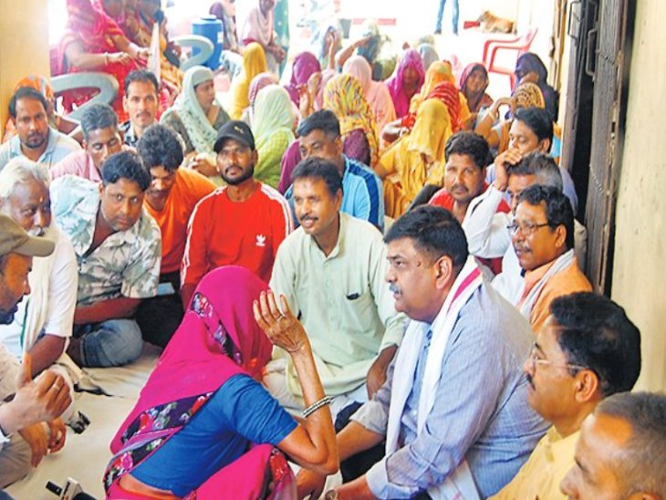 अलवर में सफाई कर्मचारियों की नियुक्ति को लेकर धरने पर बैठे वनमंत्री। - Dainik Bhaskar