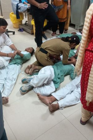 बेड की कमी के चलते कई छात्राओं को जमीन पर लिटाकर इलाज किया गया।