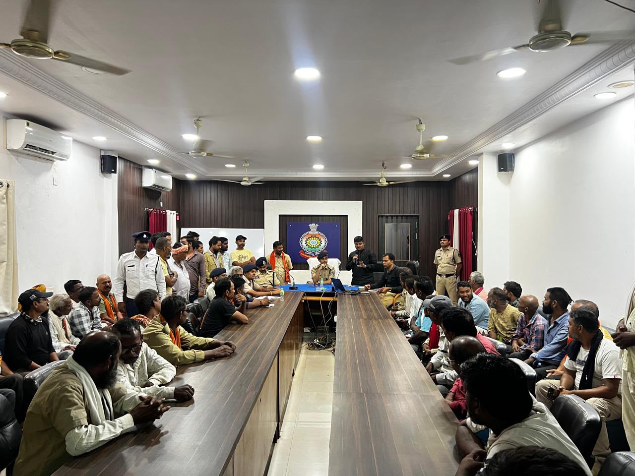 पुलिस कंट्रोल रूम में ली गई ऑटो चालकों की बैठक।