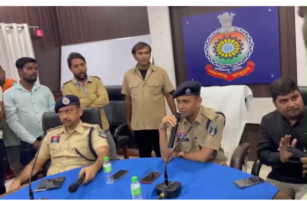 एएसपी ट्रैफिक कौशलेंद्र पटेल और डीएसपी विशाल सोन ने ली बैठक।