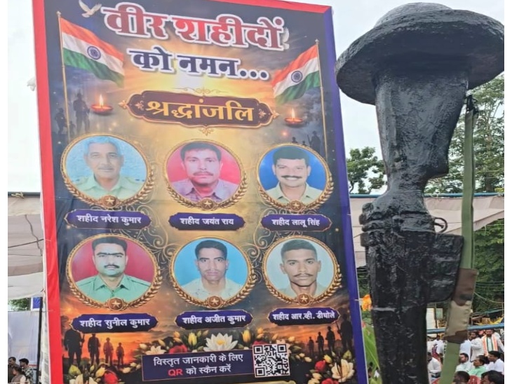 शहीद जवानों की तस्वीरों के साथ QR कोड लगाए जा रहे हैं।