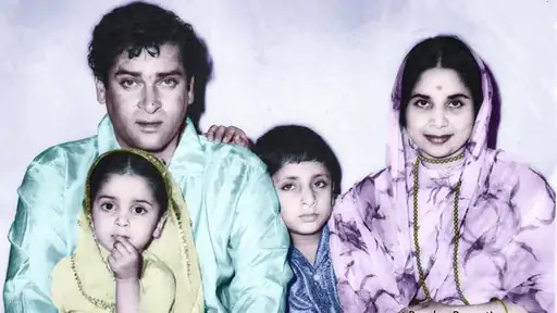 बेटी कंचन और बेटे आदित्य के साथ शम्मी कपूर और गीता बाली। शम्मी कपूर की बेटी कंचन शुरुआत में नीला देवी से दूर रहती थीं। उन्हें डर था कि नई मां कुछ समय बाद उन्हें छोड़कर न चली जाएं। धीरे-धीरे यह डर खत्म हुआ और दोनों के बीच गहरी दोस्ती हो गई।