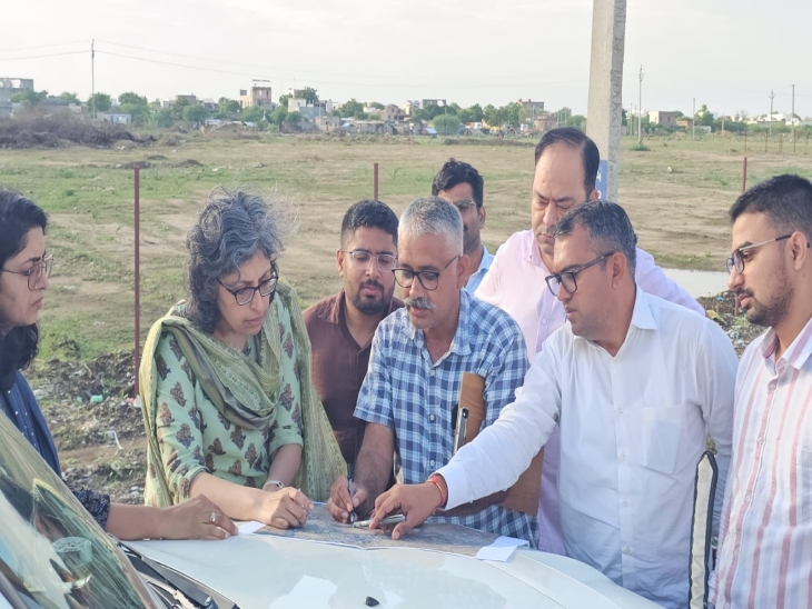 कलेक्टर ने अपनी टीम के साथ पहुंचकर देखा मौका।
