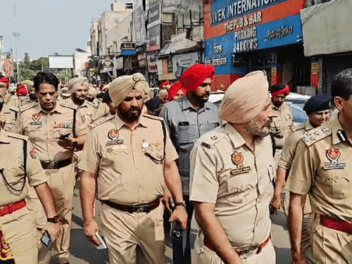 जालंधर में फ्लैग मार्च निकालते पुलिस जवान। - Dainik Bhaskar
