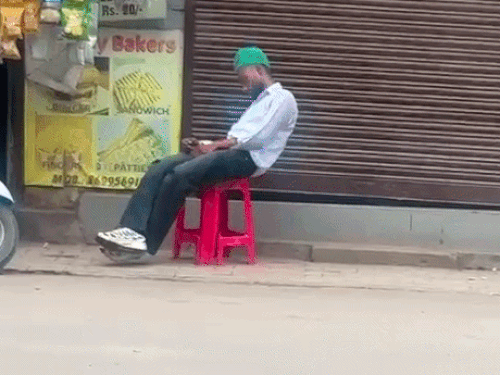 मेज पर बैठा युवक नशे में झूमते हुए अचानक गिर जाता है।