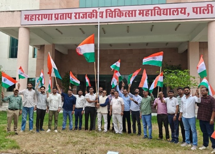 पाली मेडिकल कॉलेज में आयोजित तिरंगा बाइक रैली के दौरान मौजूद डॉक्टर।