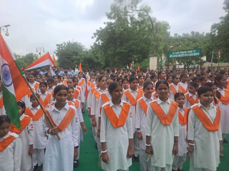 पाली के डाक बंगले के बार शुक्रवार को सामूहिक वंदे मातरम गीत गाते हुए स्टूडेंट।