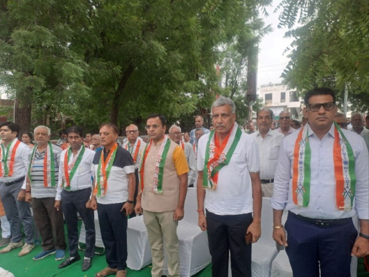 पाली के डाक बंगले के बार शुक्रवार को सामूहिक वंदे मातरम गान के दौरान मौजूद अधिकारी और जनप्रतिनिधि।
