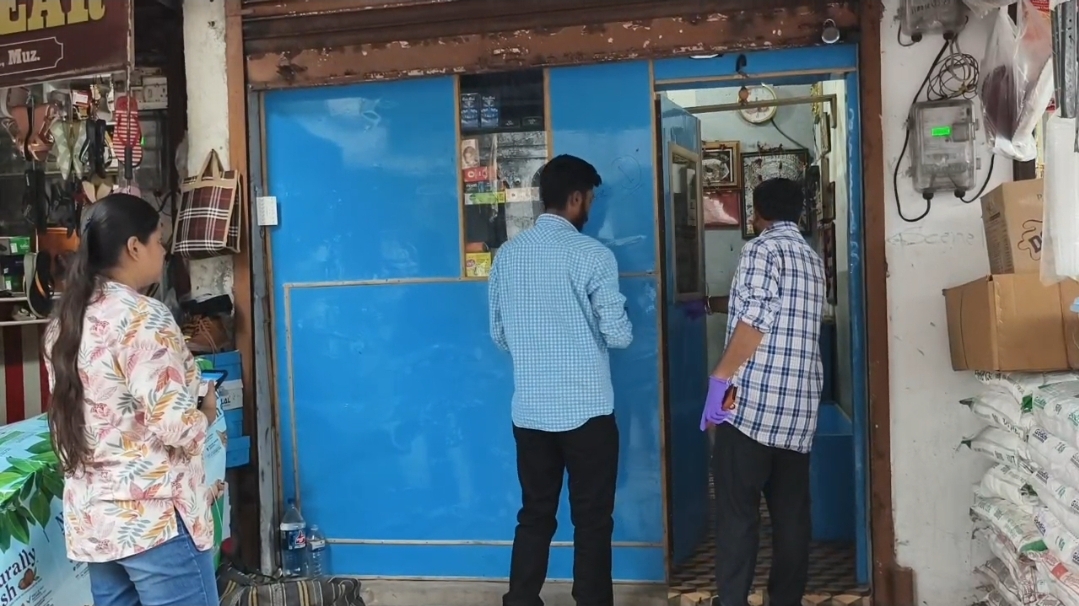 इसी ब्यूटी पार्लर पर पुलिस ने मारा था छापा।