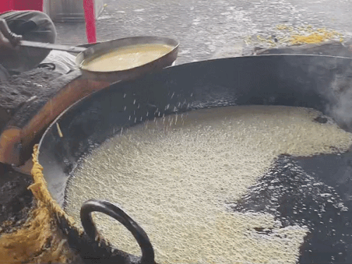 लड्डू तैयार करने के लिए करीब 10 क्विंटल बेसन, 60 टीन घी और लगभग 2 हजार किलो शक्कर का इस्तेमाल किया गया है।