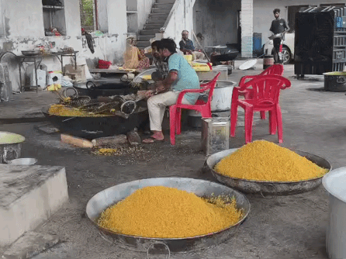 करीब 4300 किलो लड्डुओं के रूप में लगभग 43 हजार पैकेट तैयार किए गए हैं। इनमें सबसे ज्यादा 29 हजार 650 पैकेट निजी स्कूलों में भेजे जाएंगे।
