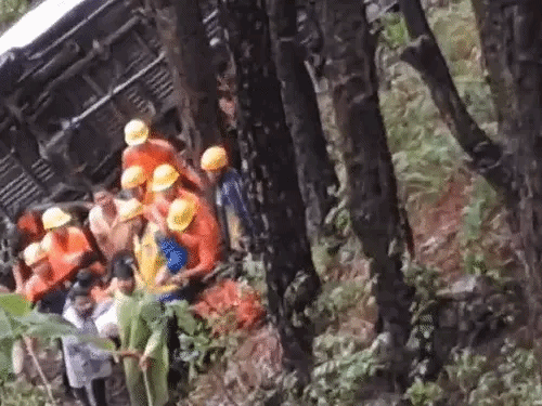 रेस्क्यू टीम ने 21 यात्रियों को निकाल लिया है