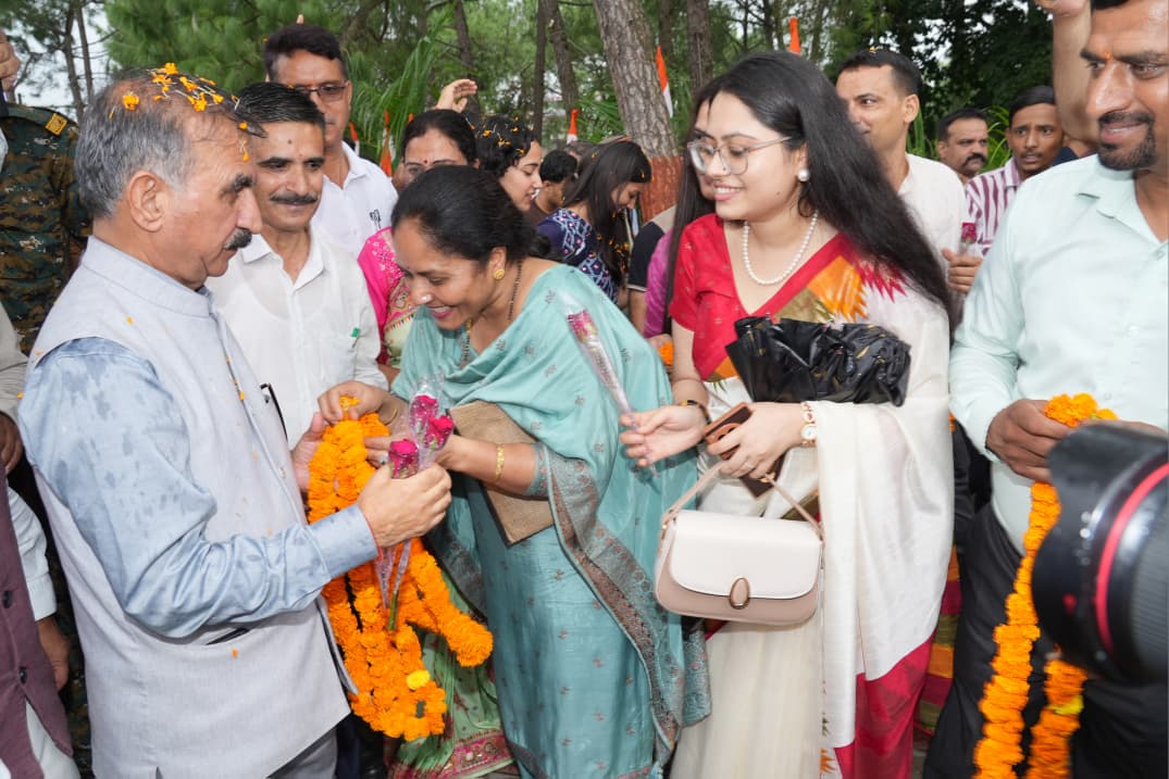 सीएम सुक्खू का स्वागत करते हुए महिलाएं।