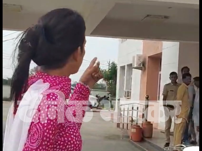 व्यक्ति लाठी लेकर आया, घर में घुसा, आपत्तिजनक शब्द बोले, पुलिस से कार्रवाई की मांग|हांसी,Hansi - Dainik Bhaskar
