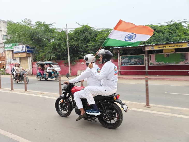 भूतेश्वर तिराहा के निकट स्थित नगर निगम मथुरा वृंदावन के कार्यालय से भव्य बाइक तिरंगा रैली का आयोजन किया गया।