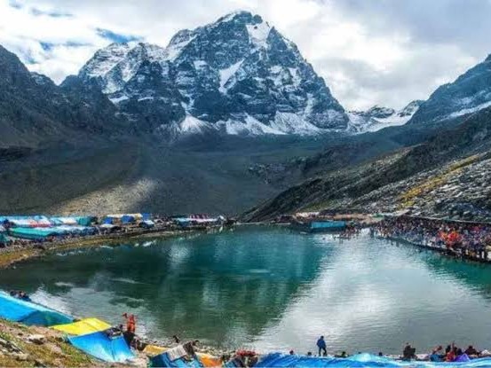 मणिमहेश यात्रा पर हर साल हजारों श्रद्धालु आस्था की डुबकी लगाते हैं। फाइल फोटो