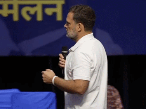राहुल ने संदीप दीक्षित को गले लगाकर पीएम मोदी की मिमिक्री की थी।