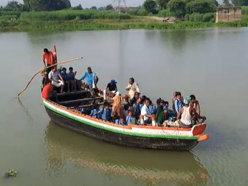 बिहार के समस्तीपुर में गंगा की सहायक नदी का जलस्तर बढ़ गया है। करीब 10 गावों की 50 हजार की आबादी प्रभावित है। बच्चे नावों से स्कूल जा रहे हैं।