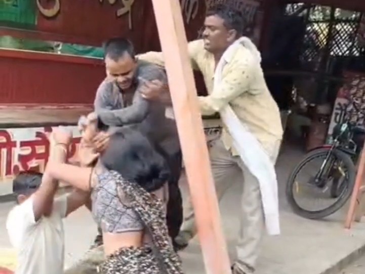 दोनों के पति लगातार बीच-बचाव की कोशिश करते रहे, लेकिन महिलाएं सुनने को तैयार नहीं थीं।