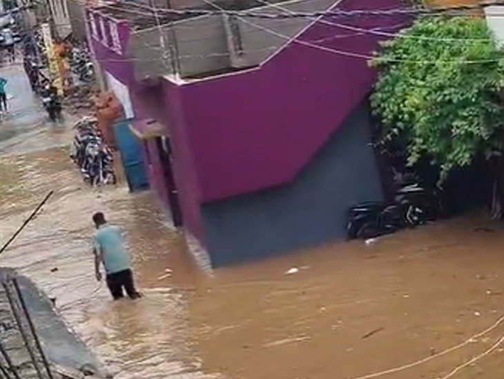 झारखंड के पलामू में कोयल नदी में बाढ़ आ गई है। नदी का पानी कांदु मोहल्ला, मुस्लिम नगर और पहाड़ी मोहल्ला जैसे निचले इलाकों में भर गया है।