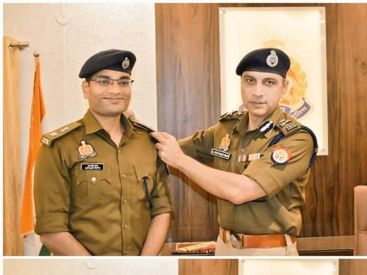 आगरा में तैनाती के दौरान बैच लगाते हुए तत्कालीन पुलिस कमिश्नर प्रतिंदर सिंह।