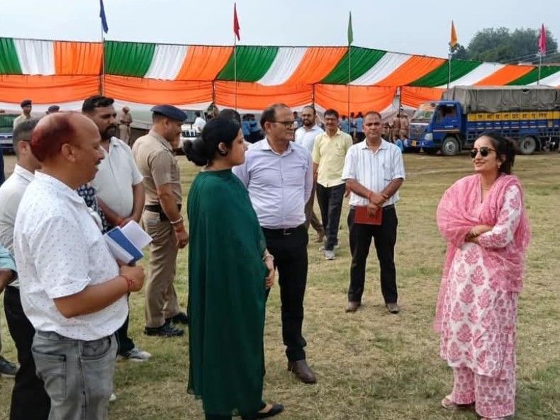 DC हमीरपुर राज्य स्तरीय कार्यक्रम की तैयारियों का जायजा लेते हुए।