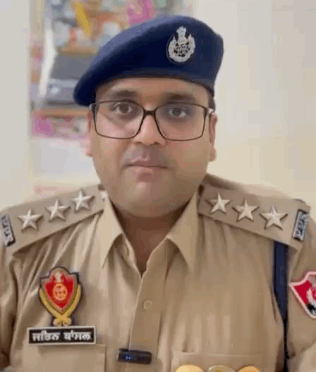 जानकारी देते हुए एसीपी ट्रैफिक।