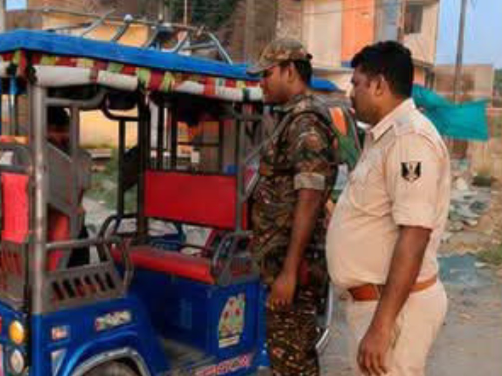 ई रिक्शा की तलाशी ले रहे पुलिसकर्मी।