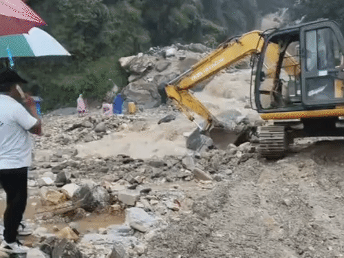 उत्तराखंड के पिथौरागढ़ जिले में लगातार बारिश से थल-मुनस्यारी सड़क जगह-जगह उखड़ गई है। सड़क पर मलबे का ढेर लग गया है।