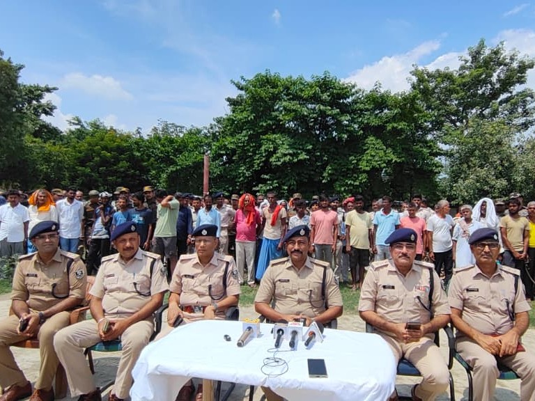 विभिन्न थाना क्षेत्रों में छापेमारी और जांच कर आपराधिक मामलों में वांछित लोगों को पकड़ा गया।