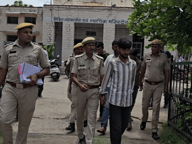 पकड़े गए आरोपियों को कोर्ट में पेश करते हुए पुलिस।