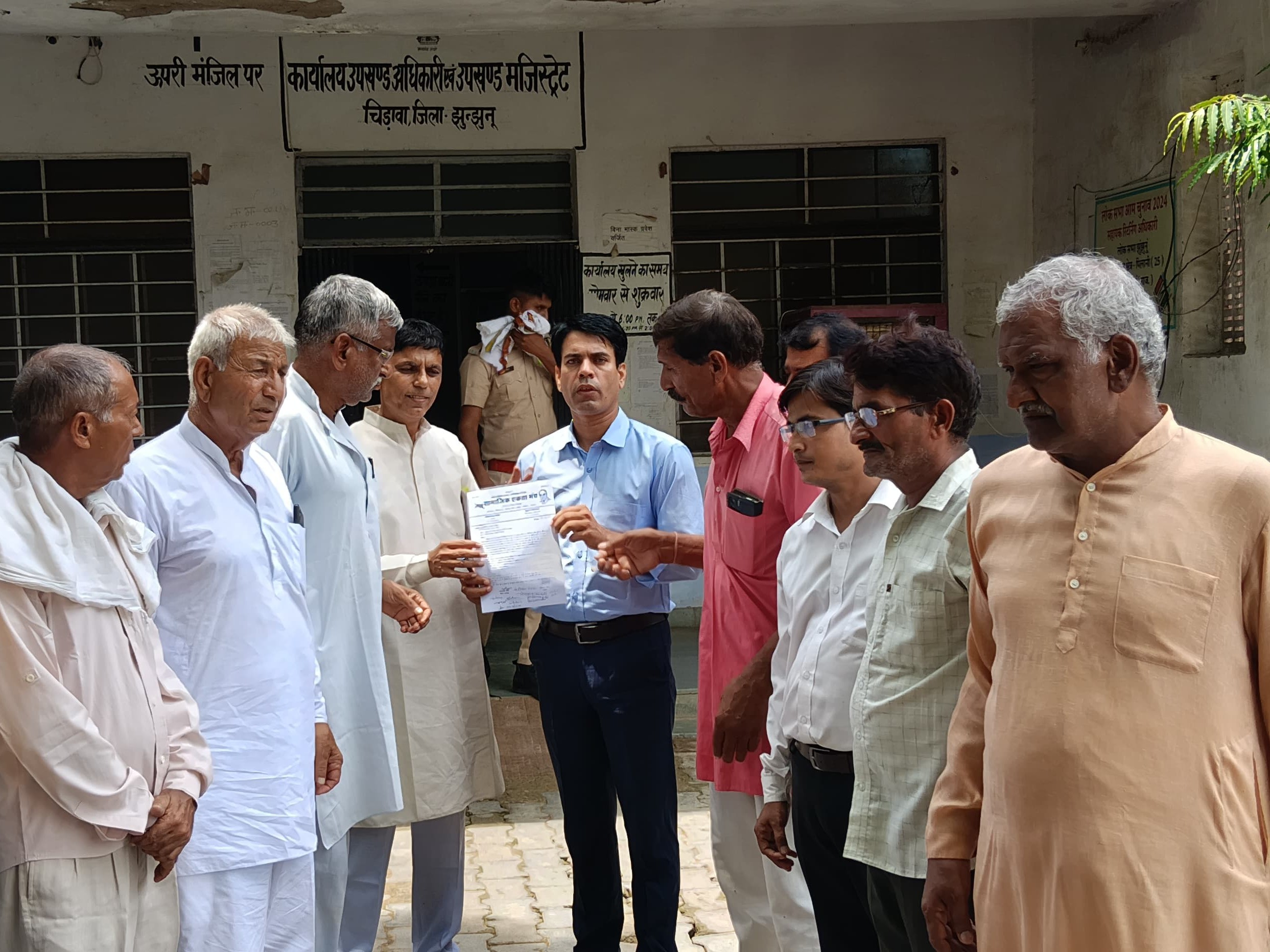 सड़कों की मरम्मत के लिए सामाजिक एकता मंच ने भी ज्ञापन सौंपा।