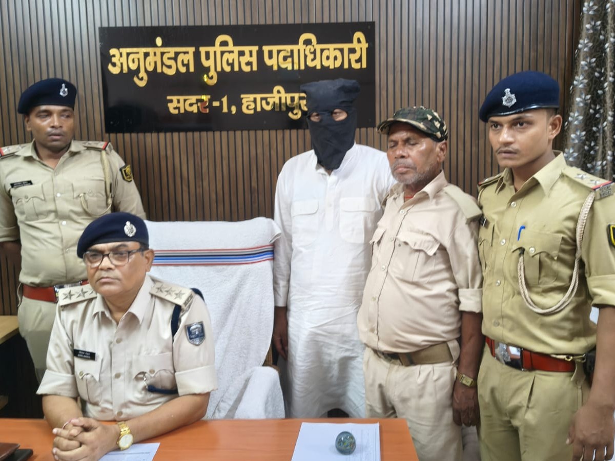 पुलिस के गिरफ्त में मुख्य आरोपी सहदेव राय।