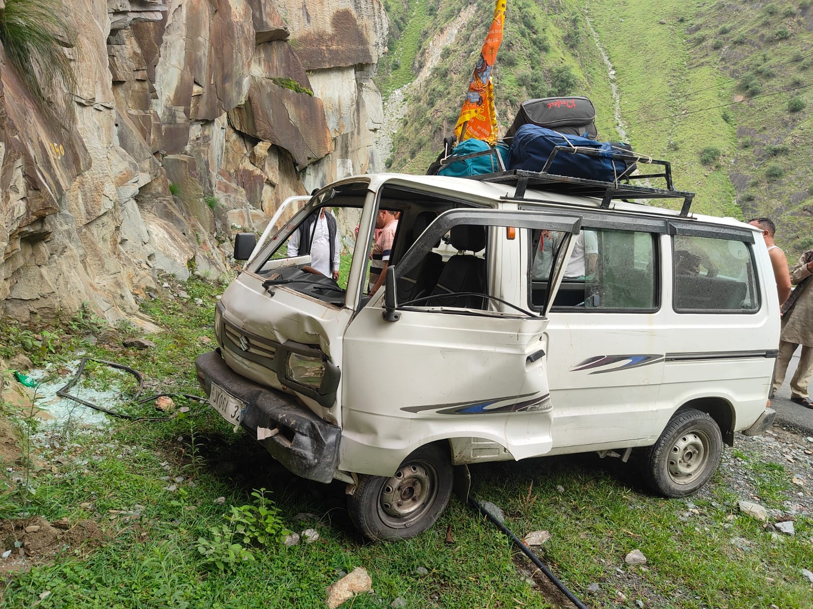 वैन का अगला हिस्सा क्षतिग्रस्त।