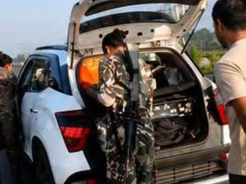 कार में जांच कर रही पुलिस।