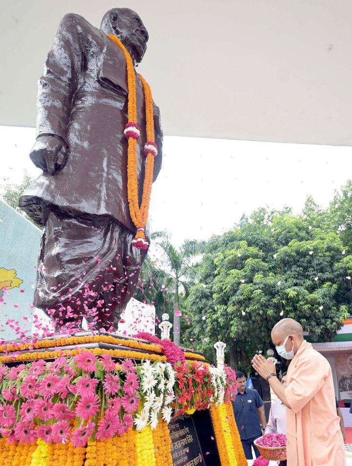 सीएम ने सरदार पटेल प्रतिमा पर पुष्प अर्पित किए और हाथ जोड़कर प्रणाम किया।