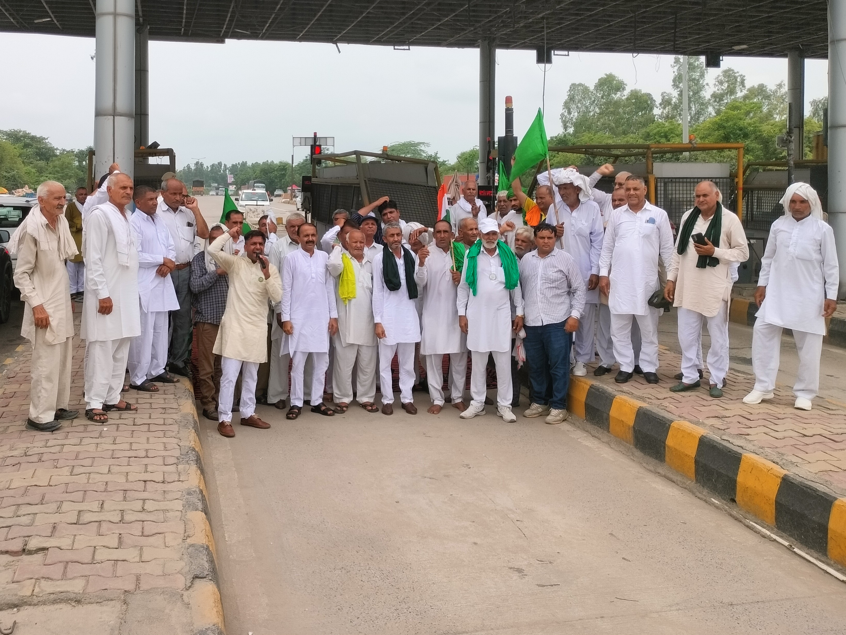 कुंडू खाफ ने पानीपत में टोल पर दिया धरना, बोले- मंत्री के करीबी हैं आरोपी|मतलौडा,Matlouda - Dainik Bhaskar