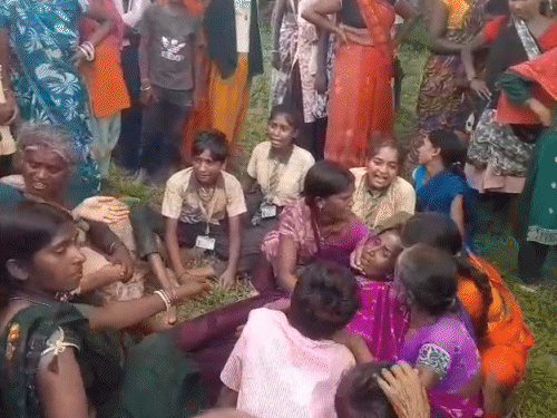 हादसे की जानकारी के बाद घटनास्थल पर रोते बिलखते दिलचंद और चमारी मांझी के परिजन।