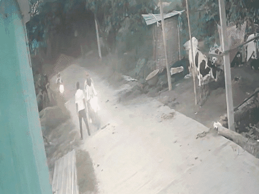 2 बाइक पर 4 अपराधी मॉर्निंग वॉक कर रहे ठेकेदार के करीब बाइक रुकते हैं।