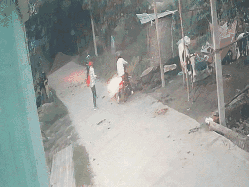 चंद सेकेंड में 2 अपराधी गोली मारकर बाइक पर सवार होकर फरार हो जाते हैं।