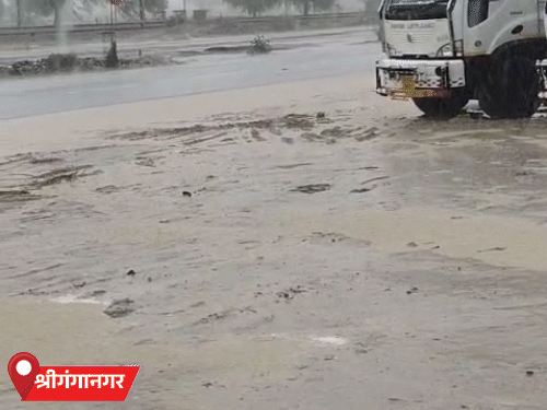 श्रीगंगानगर में शुक्रवार को हुई तेज बारिश के बाद सड़कों पर पानी बहने लगा, जिससे कई इलाकों में जलभराव की स्थिति बन गई थी।
