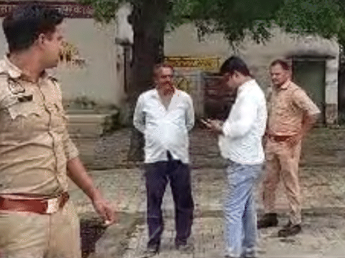 पुलिस ने स्कूल के दूसरे कर्मचारियों से भी जानकारी ली।