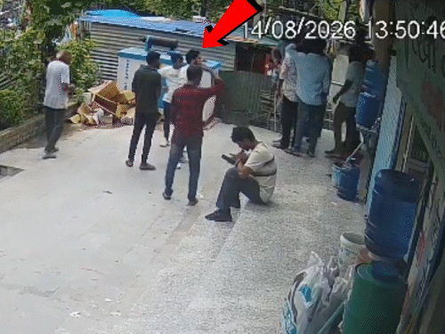 घटना के बाद आसपास बैठे लोग दहशत में आ गए।