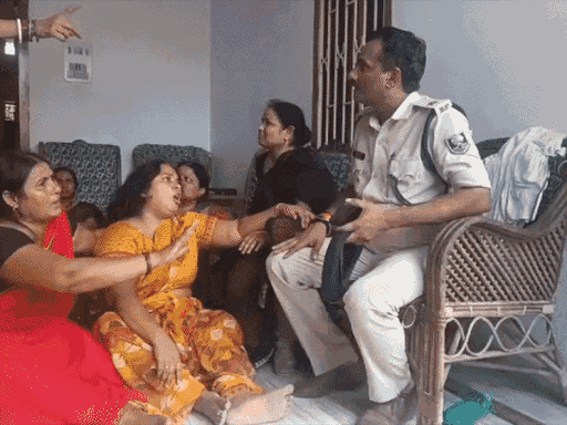 घटना के बाद पत्नी का रो-रोकर बुरा हाल था। पत्नी पुलिस से आरोपी के हत्या की मांग कर रही थी।