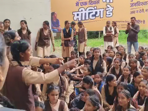 बड़ी संख्या में छात्राओं ने कलेक्ट्रेट के बाहर प्रदर्शन किया।