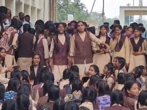 छात्राओं ने कलेक्ट्रेट में प्रशासन के खिलाफ नारेबाजी की।