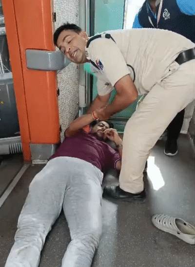 यात्री को सीपीआर देकर जान बचाते आरपीएफ जवान।