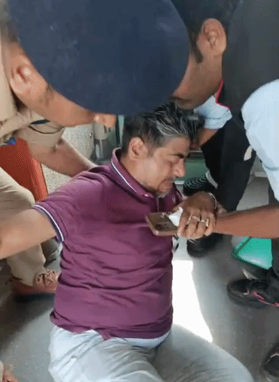 सीपीआर के बाद यात्री को ट्रेन से बेसुध हालत में उठाया गया।