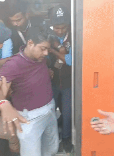 यात्री को ट्रेन से उतारकर इलाज के लिए भेजा गया।